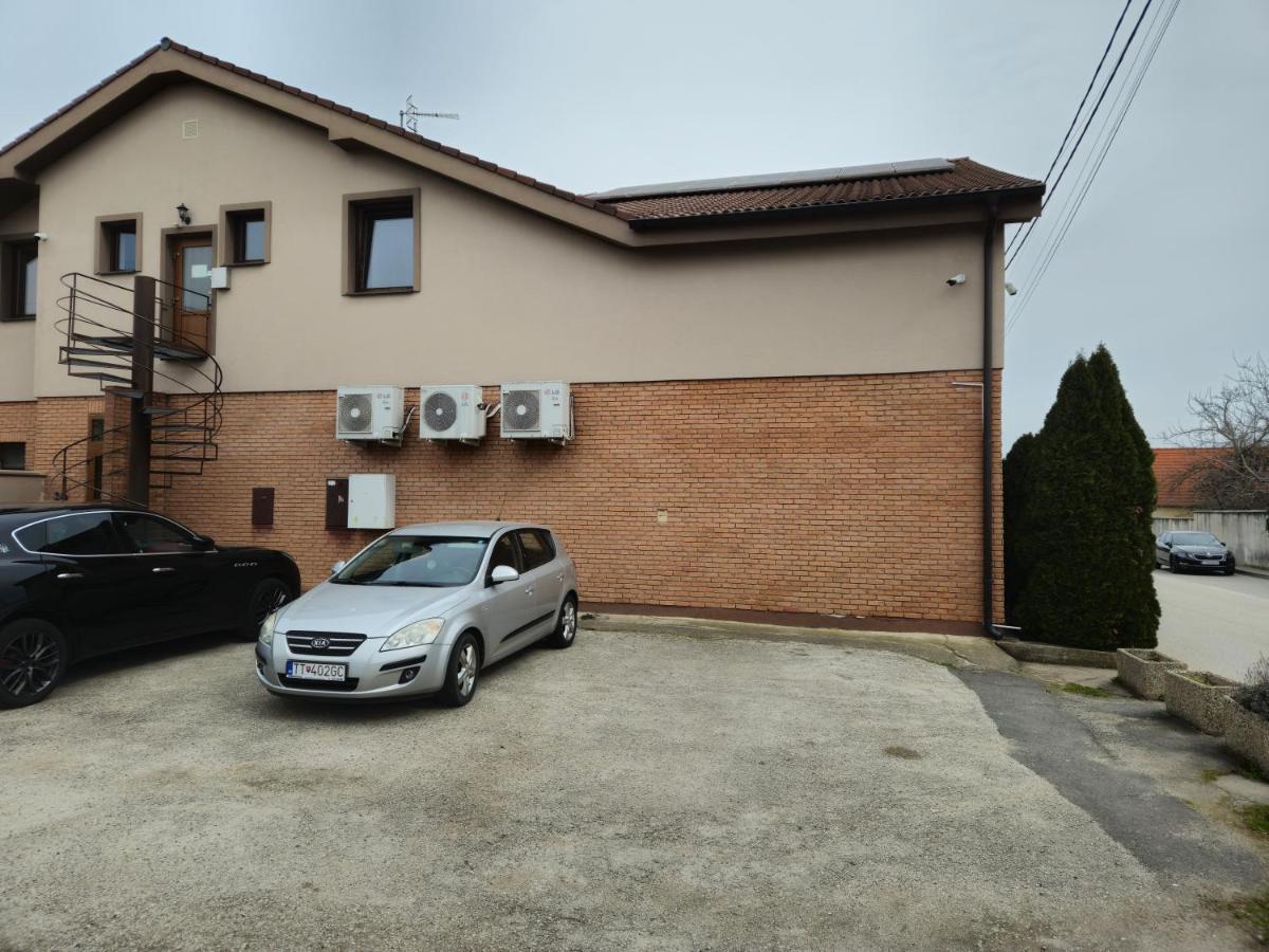 Penzion Pod Zamkom-Boleráz Exterior photo